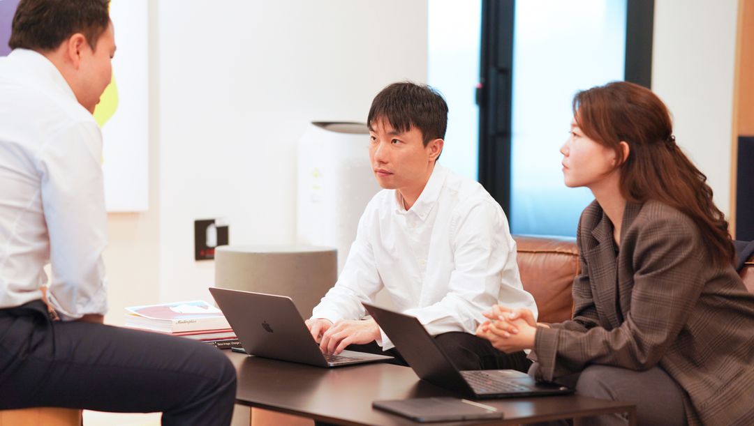 고객과 상담하는 알고택스 전문가들